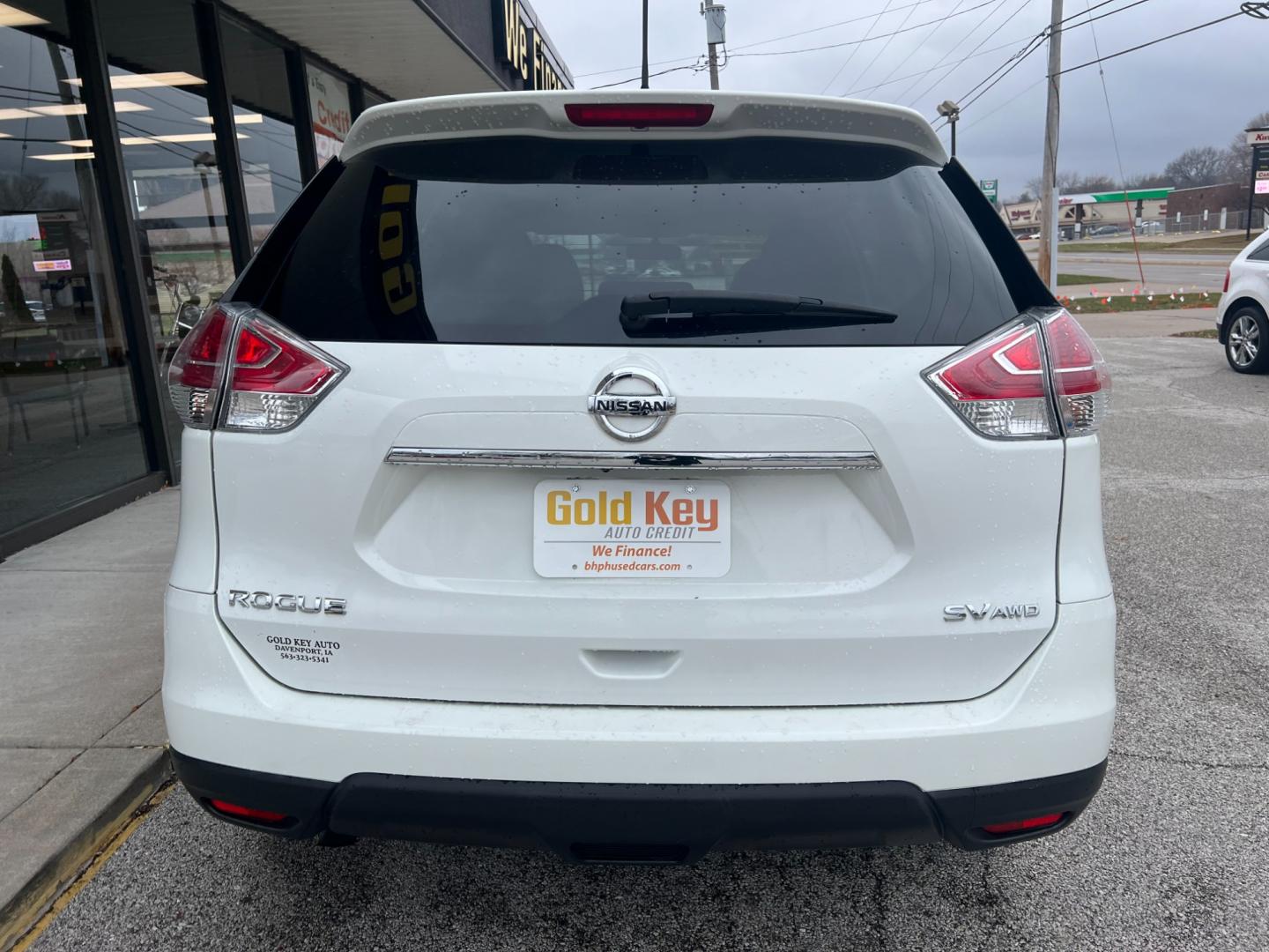 2015 WHITE Nissan Rogue S AWD (5N1AT2MVXFC) , located at 1633 W Kimberly, Davenport, IA, 52806, (563) 323-5341, 41.559456, -90.598732 - Photo#4